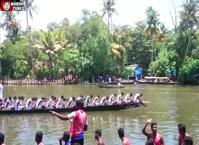 Video :A rowing boat with 120 rowers (India)
